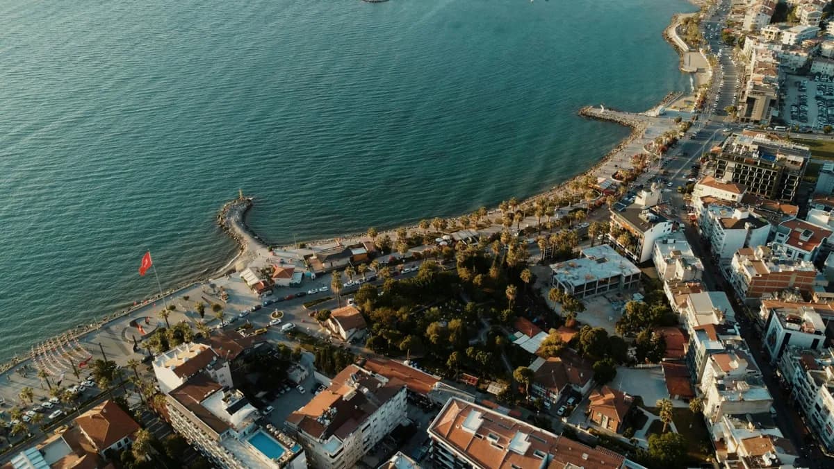Izmir Airport to Kusadasi — shuttle bus and taxi transfer guide 2026
