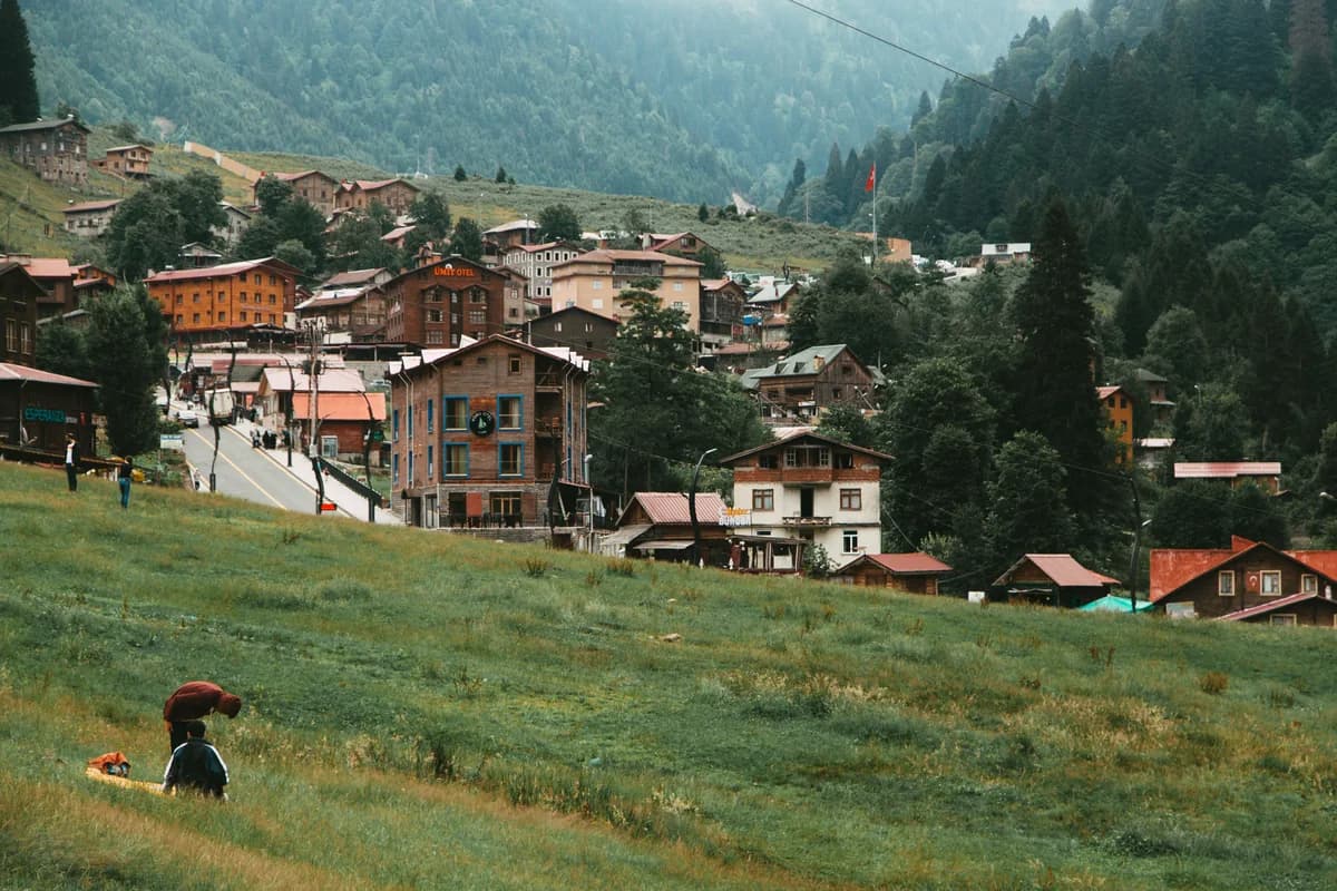 Ayder Yaylası'nın ahşap evleri ve yeşil dağ yamaçları, Rize-Artvin Havalimanı ulaşım rehberi